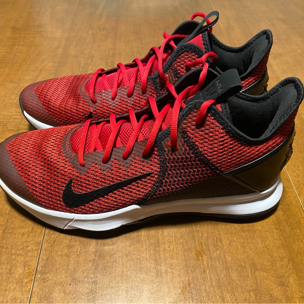 Nike BV7427-002
LeBron Witness IV